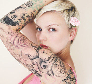 Menina com uma tatuagem no ombro