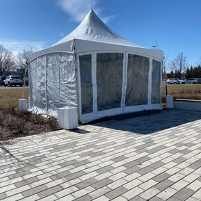 Tente avant un événement.