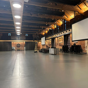 Salle en montage avant un événement intérieur.