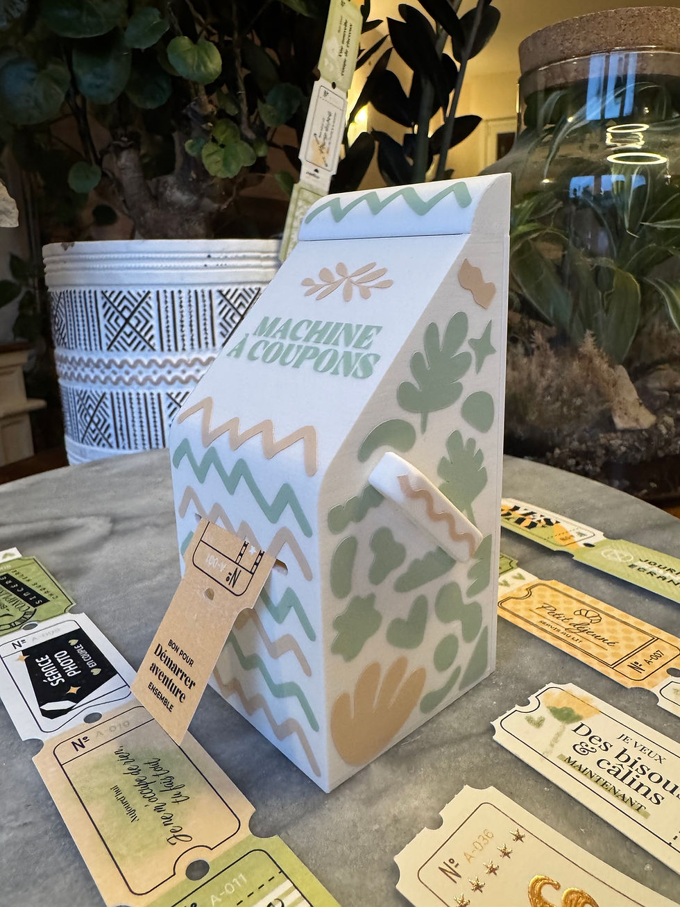 Machine à coupon blanche, avec des formes organiques vert et crème