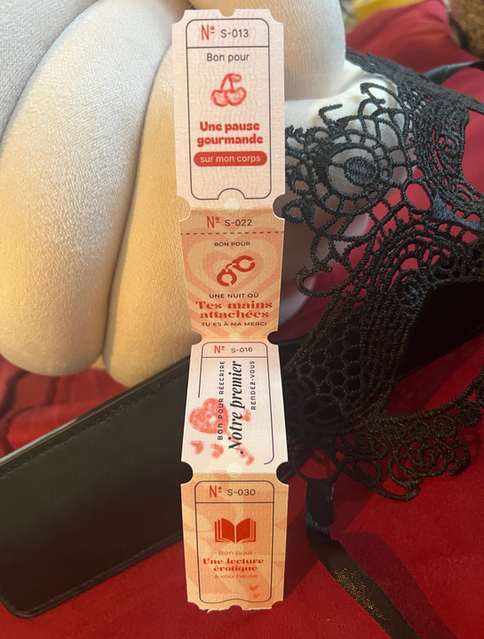 Lot de coupon rose et rouge avec un arrière plan rouge et des jouets coquins