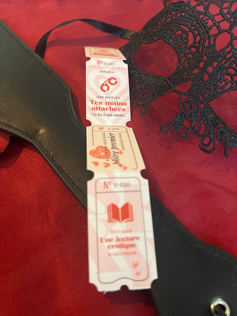 Lot de coupon rose et rouge avec un arrière plan rouge et des jouets coquins