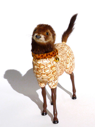 Designer-Hybridskulptur aus Frettchen und Pferd