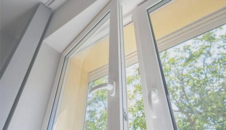 Finestra aperta che mostra ventilazione naturale e design moderno per la casa