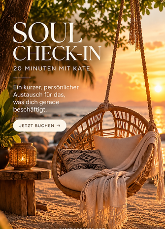 Grafik zum SOUL Check-In, 20 Minuten mit Kate: Hängesessel am Strand bei Sonnenuntergang