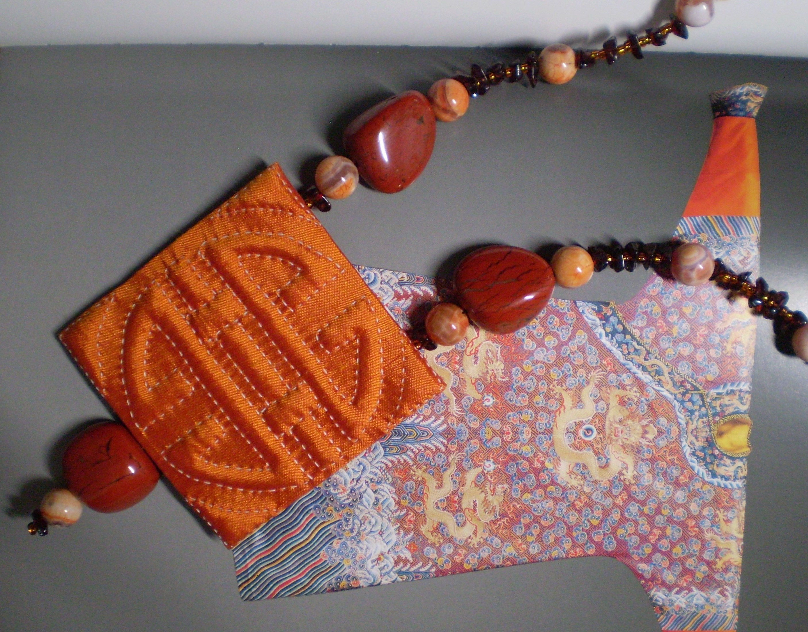 Collier boutis soie ÉTERNITÉ orange, soie et pierres fines.