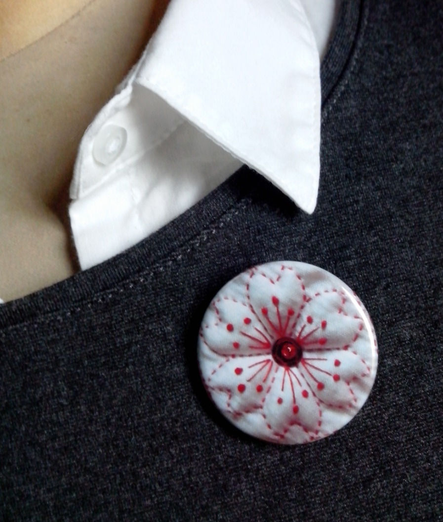Broche badge fleur brodée sur soie