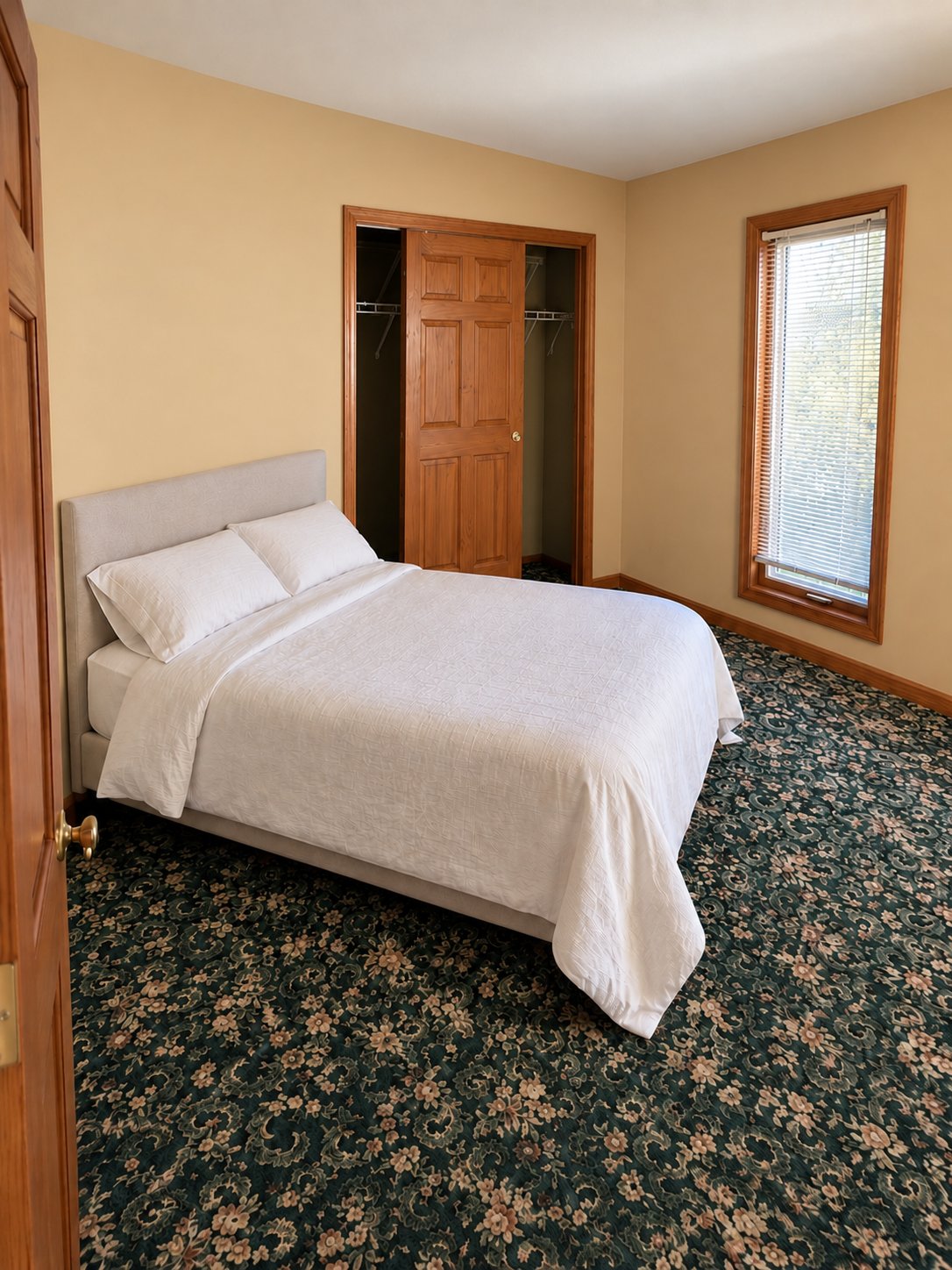 Waboba Special, queen bed with closet and window