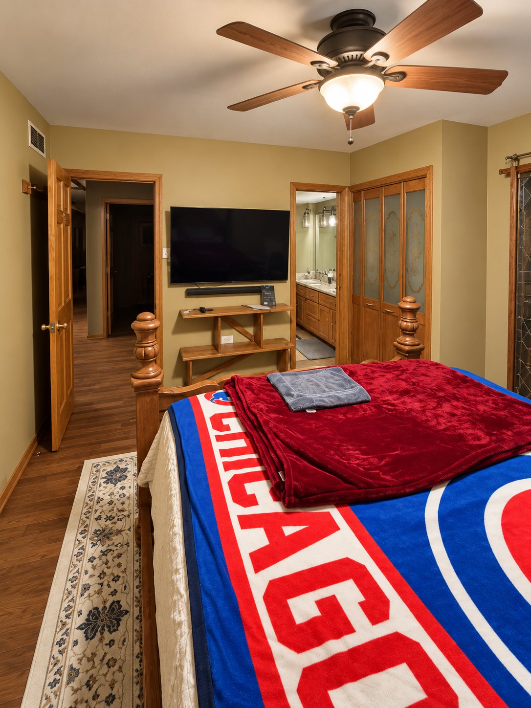 The Vik: four-poster bed, ceiling fan and wall TV
