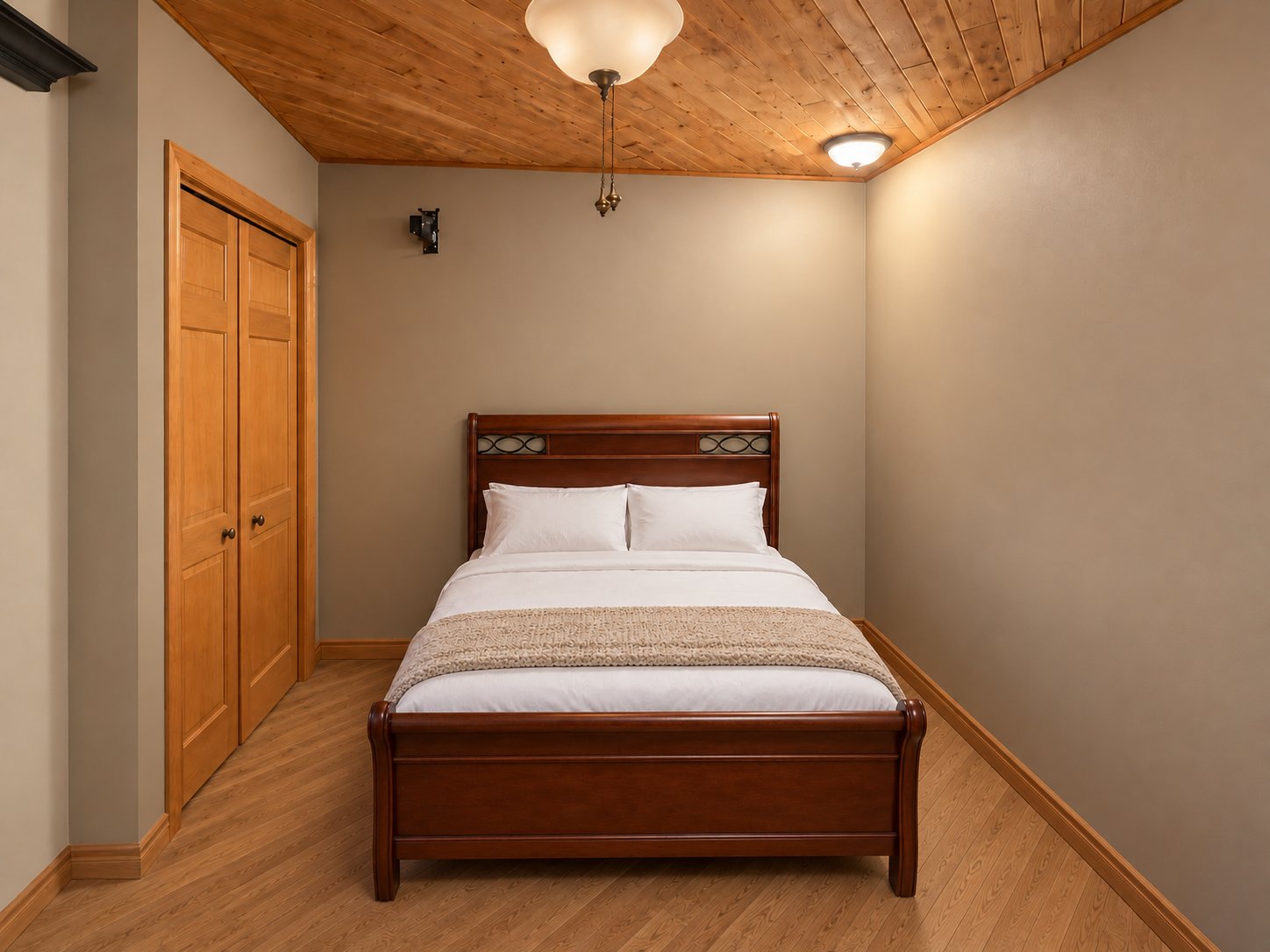 Det 5 Foo Dawgg: queen bed, double closet, wood-plank ceiling