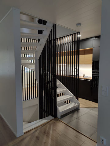 Keittiö ja portaikko remontin jälkeen