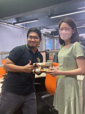 Kurma giveaway to Amirul Fahmi