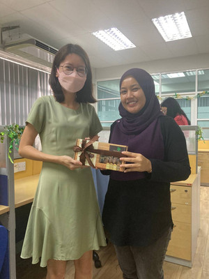 Kurma giveaway to Fatehah