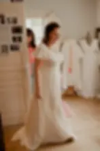 Essayage d'une mariée dans l'atelier de Cécile Labrunie. Sourires et joie