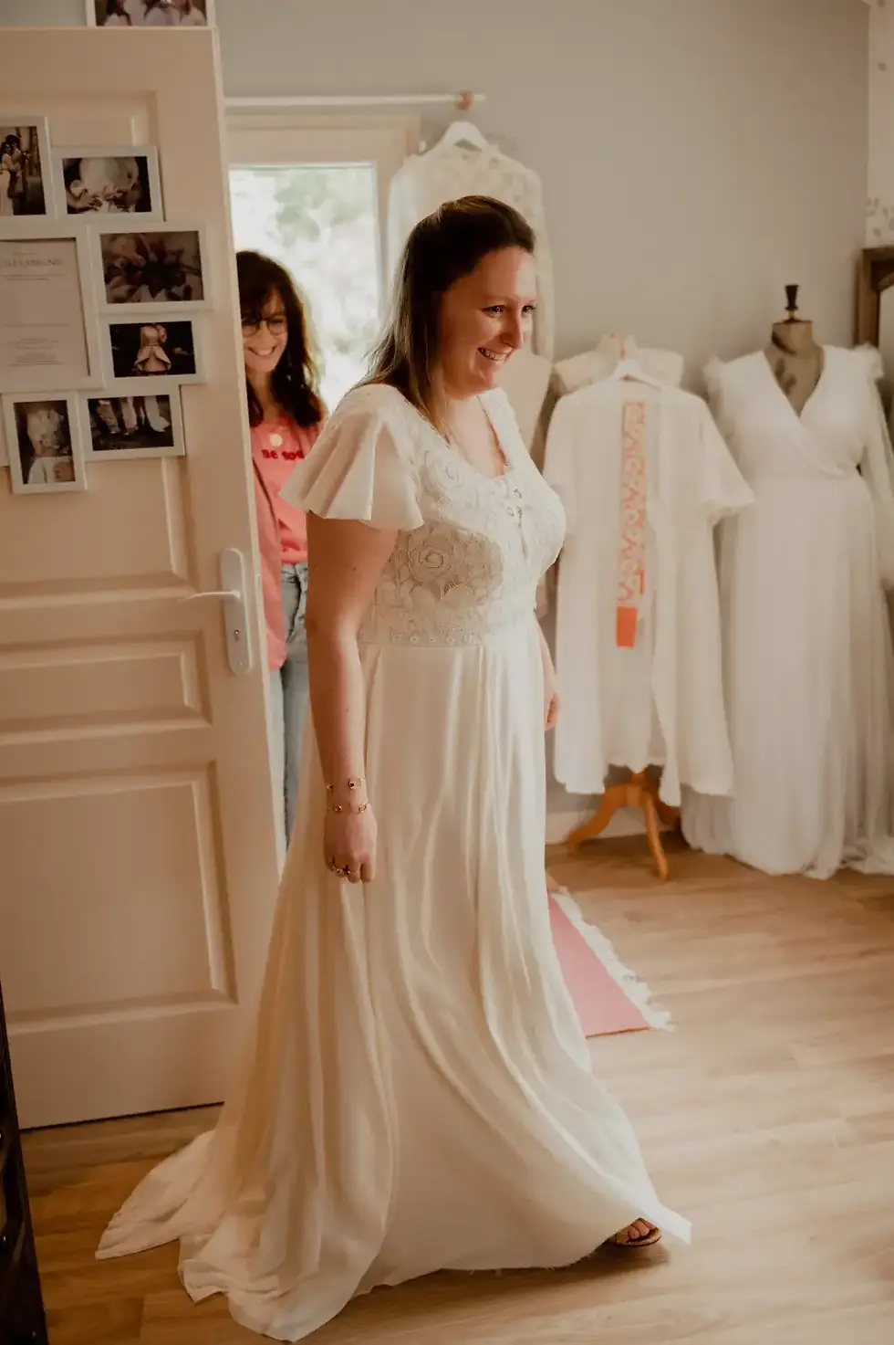 Essayage d'une mariée dans l'atelier de Cécile Labrunie. Sourires et joie