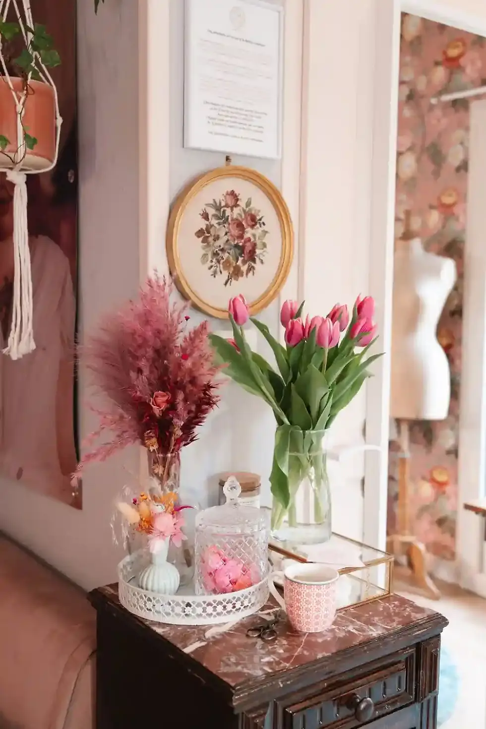 L'atelier de Cécile Labrunie : mannequin de couture, miroir et fleurs