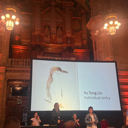 Silver Medal at Kelvingrove: Yu Tong’s Graceful Achievement                                    细腻童心绘翅羽，彤彤荣获凯文葛罗夫美术馆银奖！