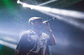 Chanteur sur scène