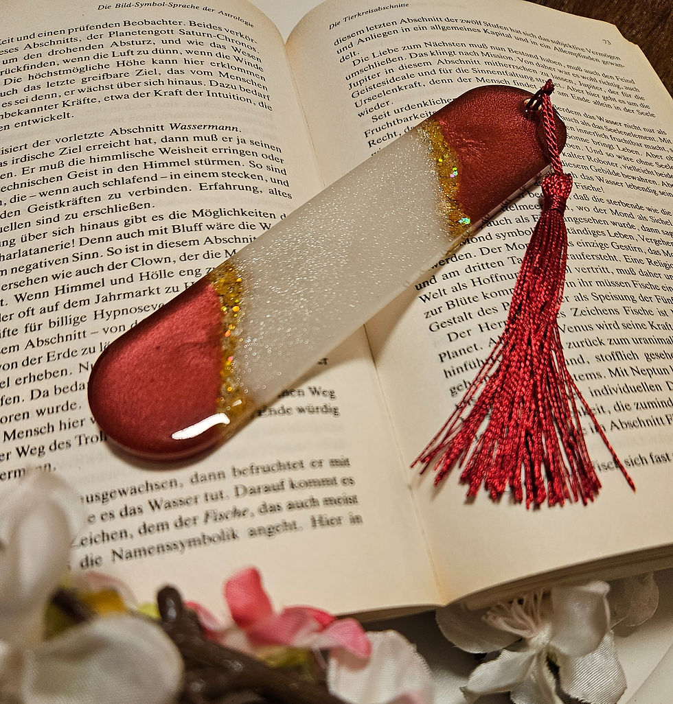 Leseszeichen in Rot mit gold und Perlmuttweiß aus Epoxidharz