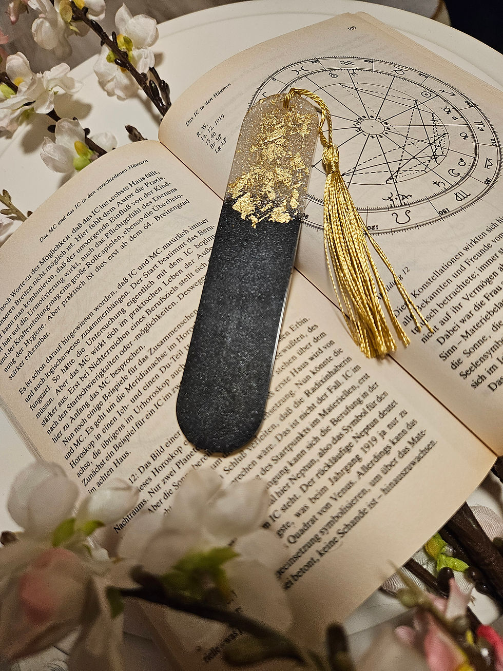 Lesezeichen in schwarz mit gold aus Epoxidharz
