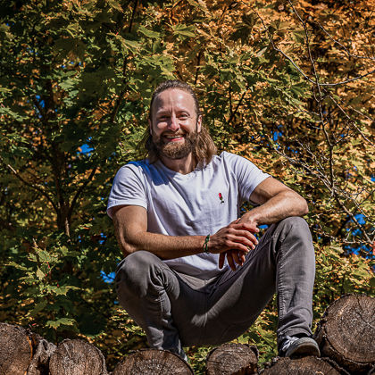 Miniaturbild: Ein Mann im otkuthuer Shirt | Skateichel