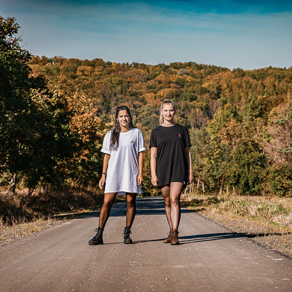 Miniaturbild: Zwei Frauen tragen otkuthuer Shirts oversized und haben es als Kleid an.