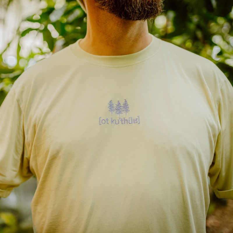 Miniaturbild: Shirt | Creme de la Creme - getragen von einem Mann, der auf der ega Erfurt steht.