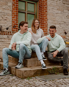 Menschen, die Pullover aus Holz tragen