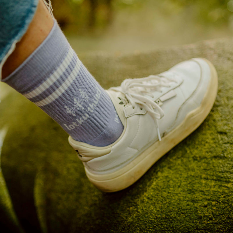 Miniaturbild: Tennissocken | [ot ku’thür] in lila, getragen.