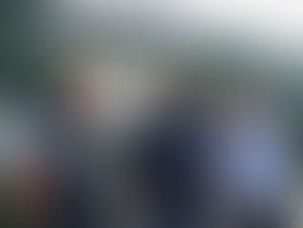 Famille Amiaud devant le siège de l’entreprise Amiaud en France, Hervé Amiaud et Anthony Amiaud aux côtés du fondateur Michel Amiaud, fabricant français d’équipements métalliques pour la pêche.