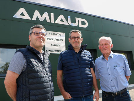 Famille Amiaud devant le siège de l’entreprise Amiaud en France, Hervé Amiaud et Anthony Amiaud aux côtés du fondateur Michel Amiaud, fabricant français d’équipements métalliques pour la pêche.