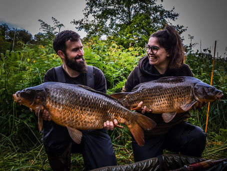 Deux pêcheurs souriants présentent chacun une carpe commune capturée en petite rivière sauvage, illustrant une pêche mobile, simple et respectueuse en milieu étroit.