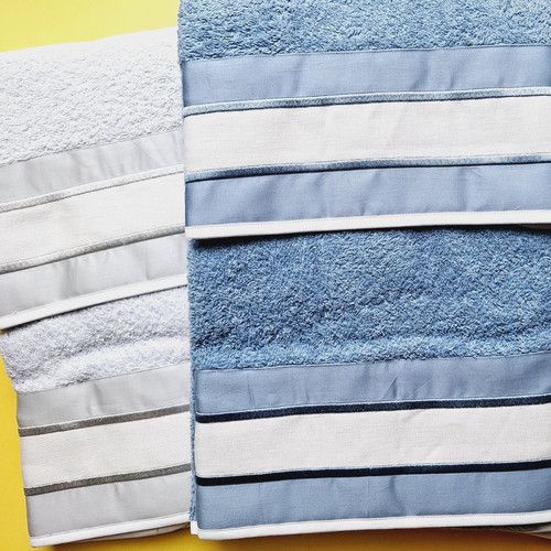Liberty21 Asciugamani da bagno ricamati per lui e per lei. Il set di Liberty21 Asciugamani da bagno ricamati per lui e per lei. Il set di