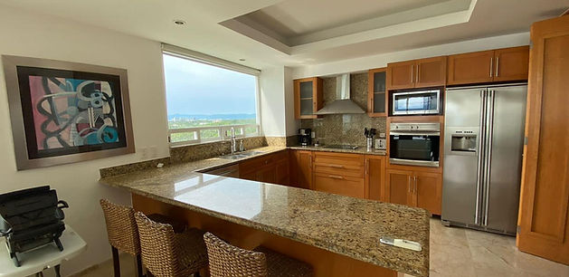 Spacious Kitchen and Island Bar Table