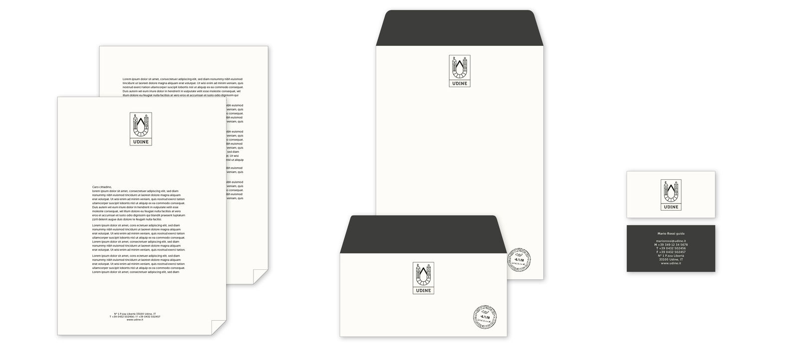 Coordinato cartaceo del progetto di city branding di Udine, con carta intestata, buste e biglietti da visita nelle varianti avorio e nero.