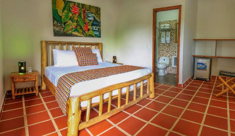 Hotel Brisas La Gaviota en Mariquita Tolima con piscina, restaurante y pesca.