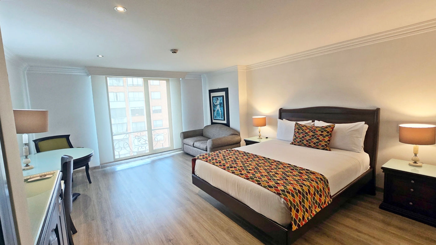 Hotel cerca al bunker de la Fiscalia, Corferias y embajada americana con parqueadero y desayuno.