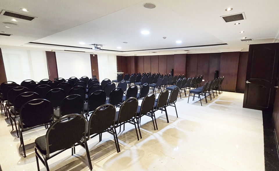 Salón para reuniones de empresas cerca a Corferias y la embajada de Estados Unidos Hotel Embassy Park