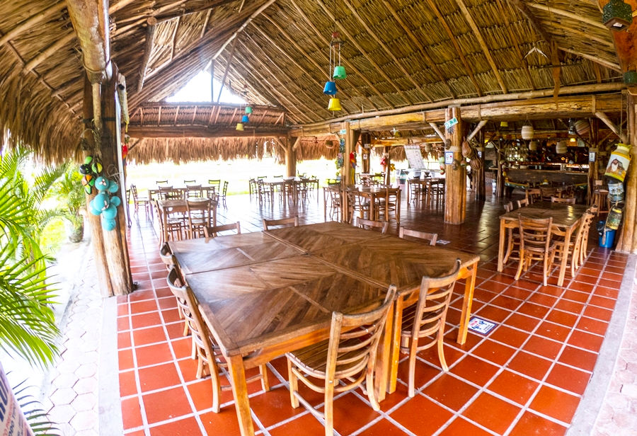 Entorno ideal para eventos: lagos, jardines y zonas verdes para celebraciones especiales, en el Hotel Brisas la Gaviota, en Mariquita, Tolima