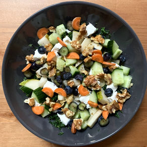 Boerenkoolsalade met geitenkaas, peer & blauwe bessen