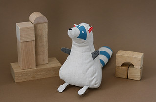 wasbeer, raccoon plushie, lockdown animals, duurzaam speelgoed, organic toy, sustainable toys, ecologish