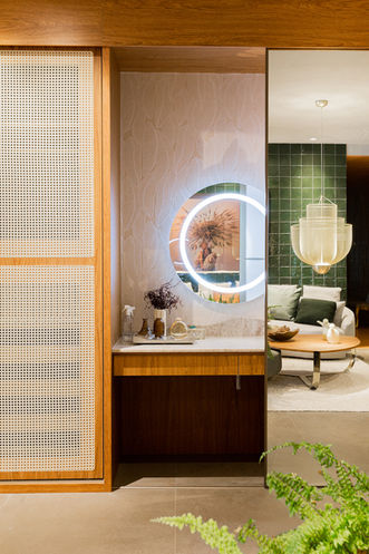 Quarto do Casal, Cabeceira, estar íntimo, closet, porta de palhinha, escrivaninha, arquitetura biofílica, espaço de meditação, espaço de descanso e leitura, peseira de cama, copa íntima, adega, sofá curvo, mancebo, portobello, breton, casa bonita, primavera casa, quattro home, studio promais, só luz. artdesign cortinas