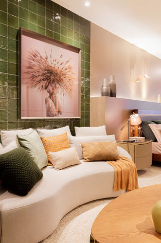 Quarto do Casal, Cabeceira, estar íntimo, closet, porta de palhinha, escrivaninha, arquitetura biofílica, espaço de meditação, espaço de descanso e leitura, peseira de cama, copa íntima, adega, sofá curvo, mancebo, portobello, breton, casa bonita, primavera casa, quattro home, studio promais, só luz. artdesign cortinas