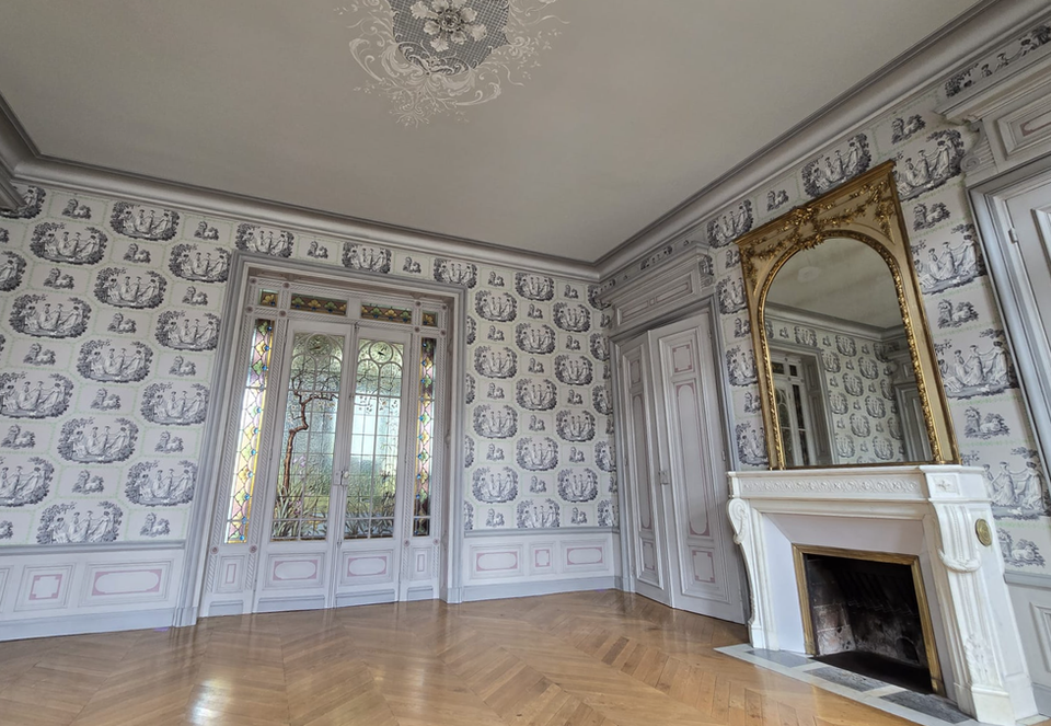 Beautiful room with Colin Maillard wallpaper installed by Fouassier