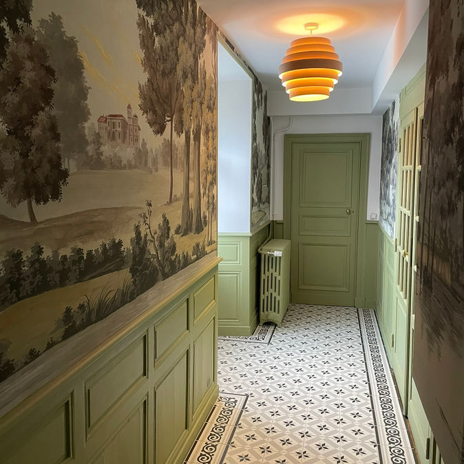 Papier peint panoramique Ananbô dans un couloir récemment restauré.