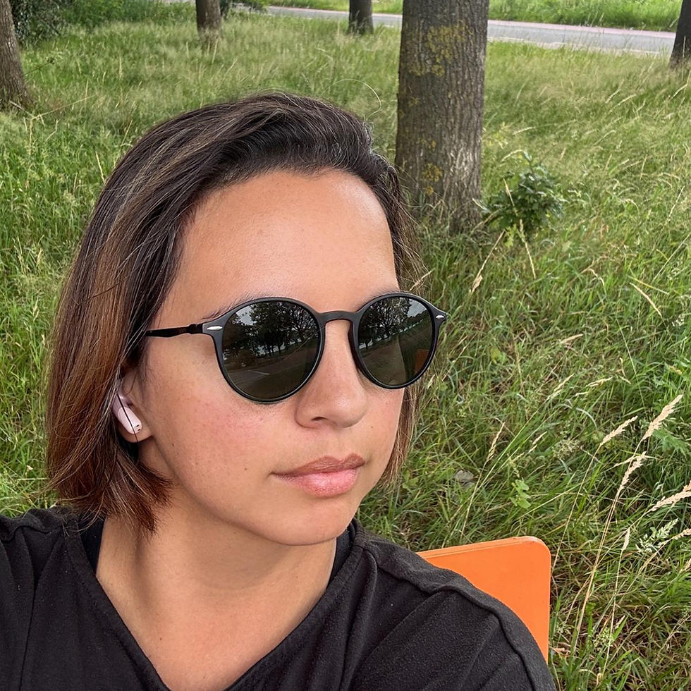 Sabbatical week 18: ik neem plaats op oranje bankjes tijdens een fietstocht Dorst