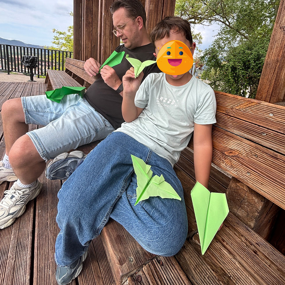 Sabbatical nemen: papieren groene vliegtuigjes vouwen