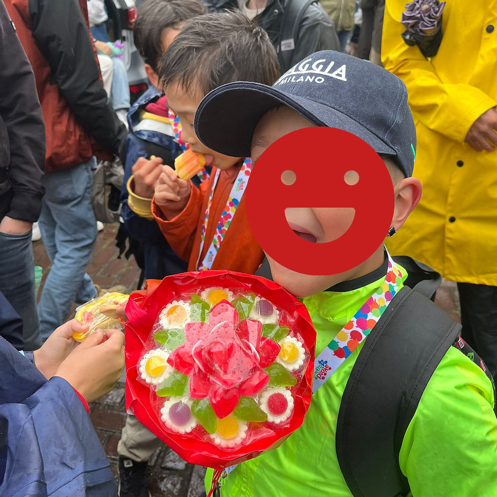 Sabbatical week 15: onze zoon loopt zijn 2e avondvierdaagse uit in de stromende regen.
