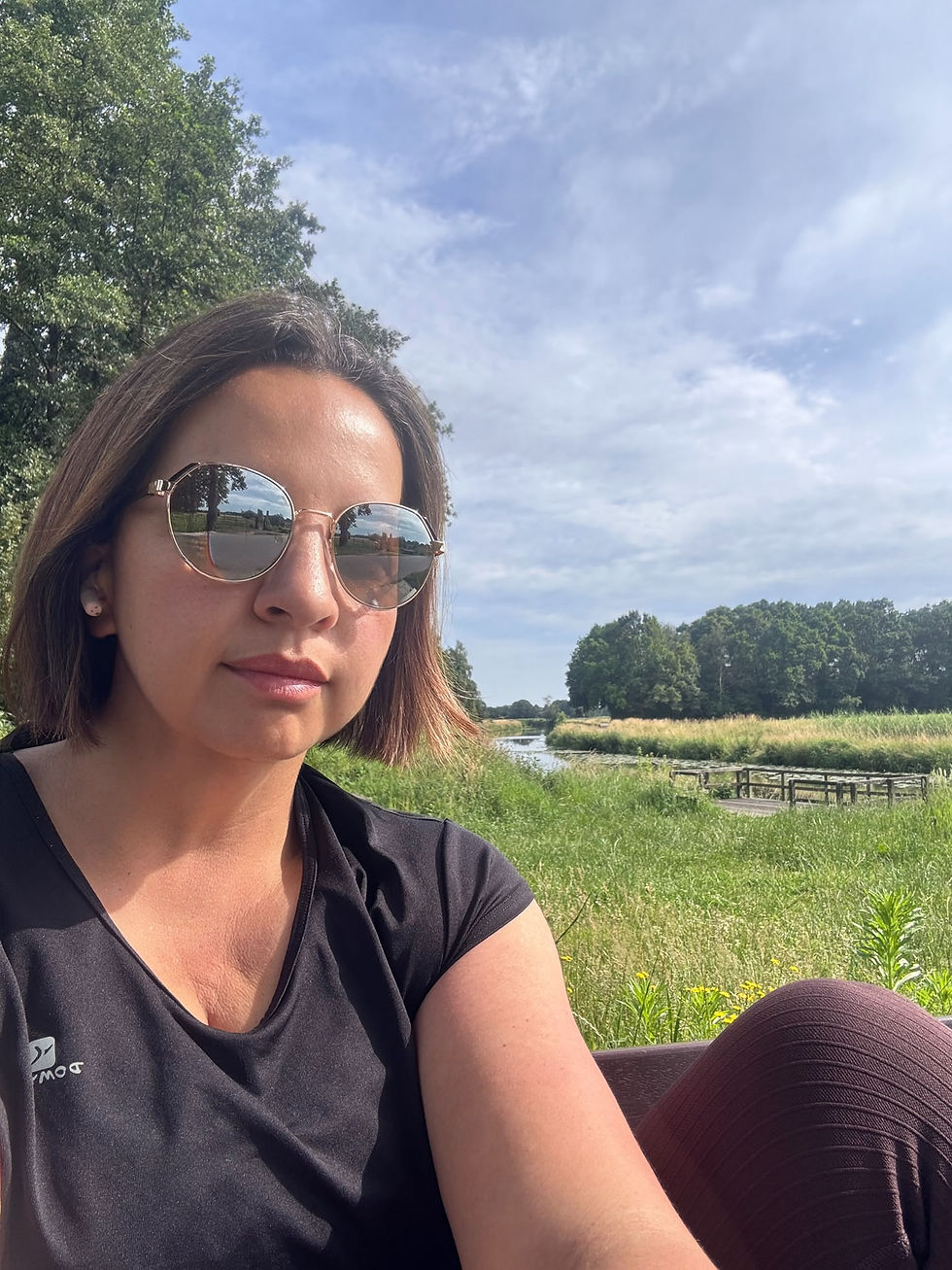 Jolanda die in het Markdal in Breda journalt tijdens haar sabbatical
