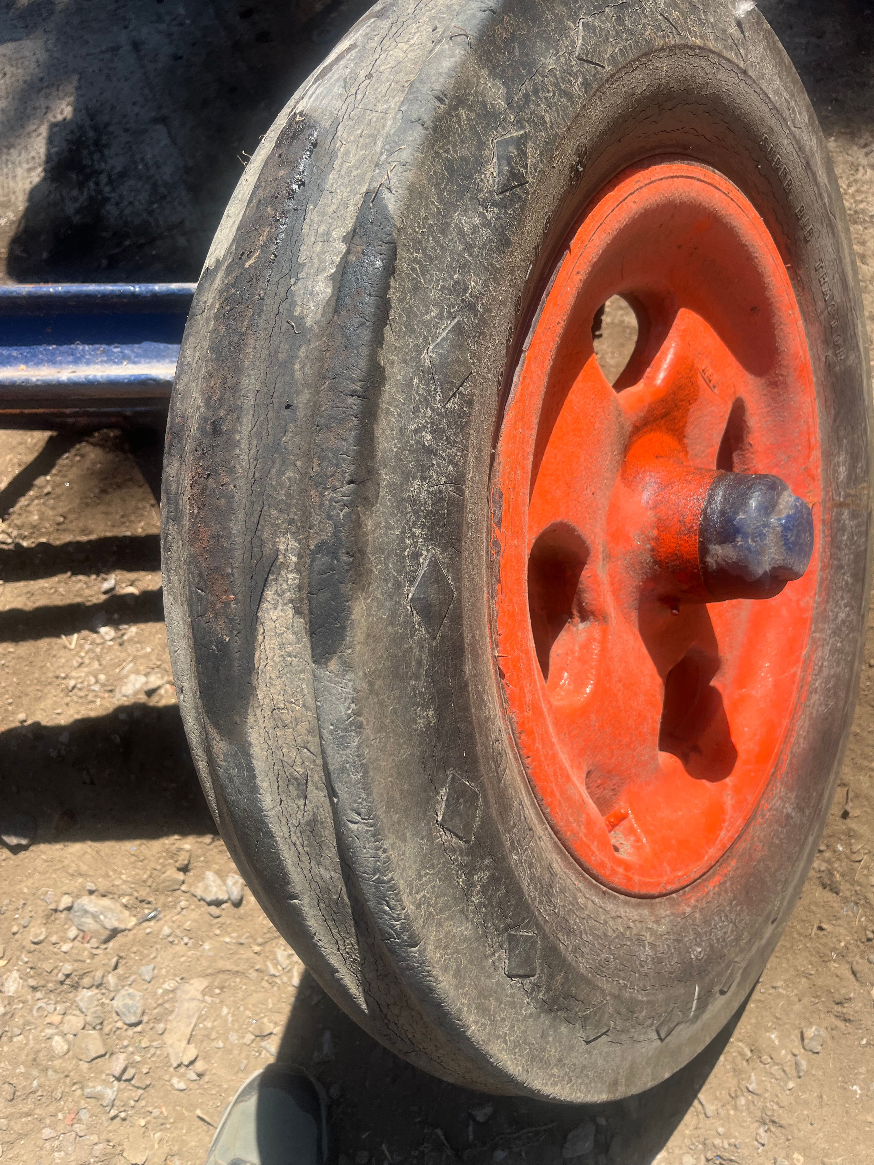 Fordson E27N,Major front wheels 